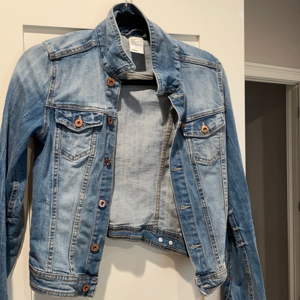 Adorable crop Jean jacket